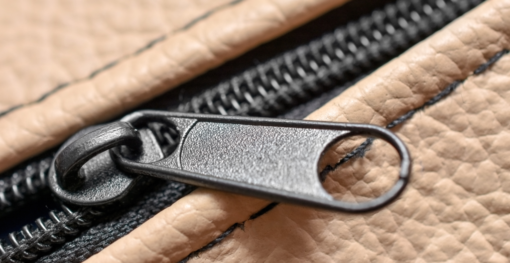 How to Spot a Quality Zipper and Handle Before Buying a Bag: A Must-Know Travel Bag Guide